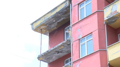 Balkon, kaldırıma uçtu