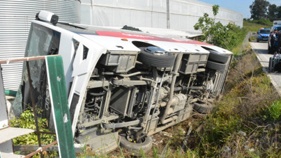 Antalya'da tur midibüsü devrildi: 18'i turist 19 kişi yaralandı