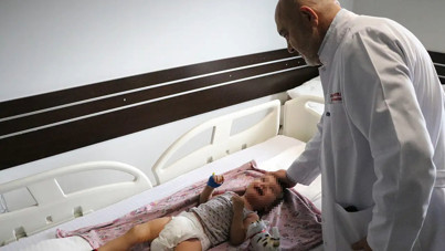 Çocuğun yanağından yamayla idrar kanalı yaptılar