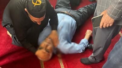 Camide namaz kılarken bıçaklandı