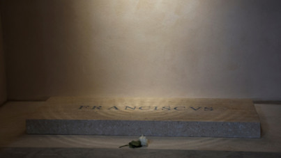 Papa Francis'in mezar taşı büyük tepki topladı