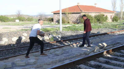 Aylardır para alamayan ustalar isyan etti: Yaptıkları yolun taşlarını söktüler