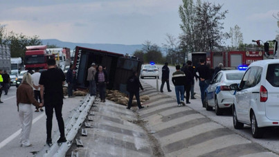 Korkunç kaza: Kamyon devrildi, onlarca koyun öldü