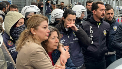 Sımsıkı sarıldı, gözaltına alınmasına müsaade etmedi: 'Muhtarı vermeyeceğim'