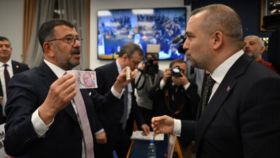 CHP'li vekillerden Karahan'a rezervli, dövizli protesto