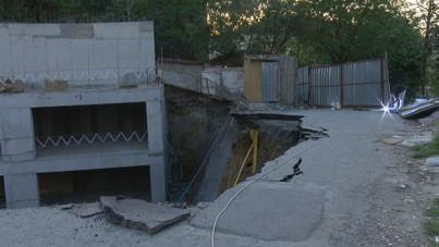 Gaziosmanpaşa'da yol çöktü