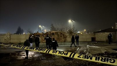 Otomobilden inen maskeli saldırganlar 2 arkadaşa kurşun yağdırdı
