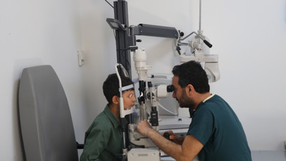 Yapıştırıcı sıçrayınca göz kapağı kapandı, son anda kurtarıldı