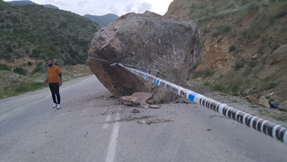 Ardahan-Ardanuç-Artvin karayoluna yamaçtan kopan kaya düştü
