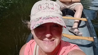 Timsah, kocasının gözleri önünde yedi