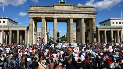 Almanlar ayağa kalktı: Binlerce kişi sokağa çıktı