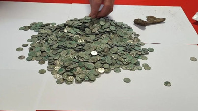 Doğa yürüyüşünde muhteşem keşif: Tarlada hazine buldu