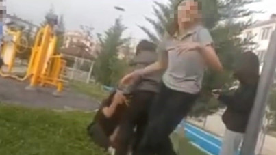 Pusucu kızlar, arkadaşlarını dövüp kayda aldı
