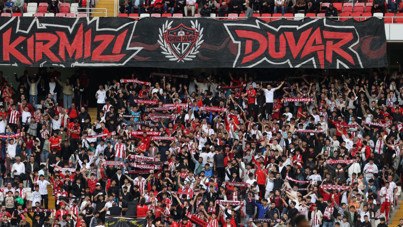 Sivasspor taraftarından tesislerin önünde protesto