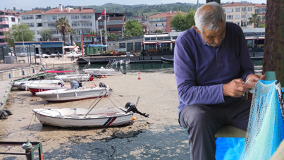 Müsilaj balıkçının belini büktü: Bir sezonu ağ tamirine verdiler
