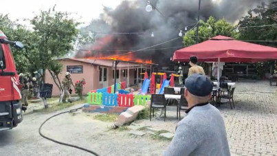 Restoranın çatısı alev aldı: Çalışanlar hortumla müdahale etmeye çalıştı