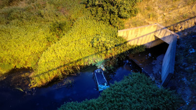 Kontrolden çıkan otomobil göle uçtu