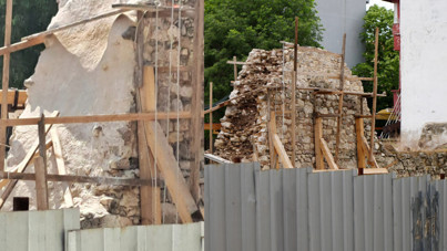 Tarihi yapıya önce beton döktüler sonra söktüler