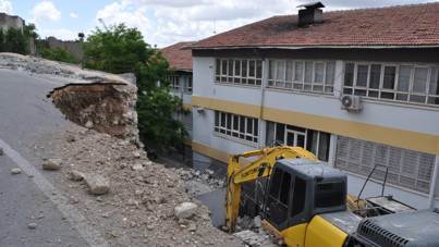 Yeni açılan yol okulun bahçesine çöktü