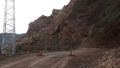 Oltu’da heyelan: Dağdan kopan kaya parçaları mahallenin yolunu kapattı