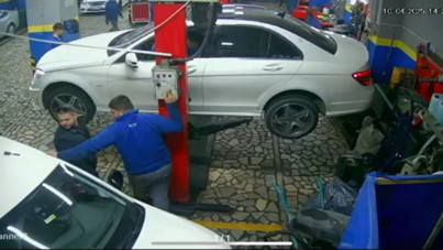 Tamir ettiği aracın altında kaldı