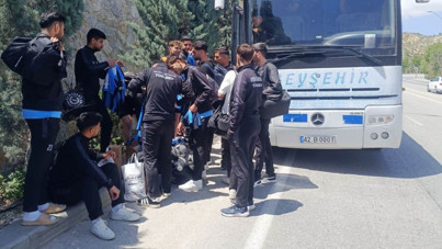 Otobüsün lastiği patladı: Futbolcular taksiyle maça gitti