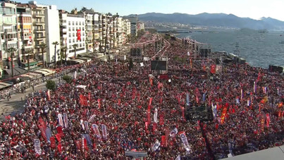Milyonlar bayraklarla Gündoğdu Meydanı'na aktı