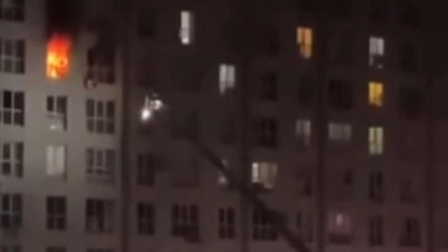 Yangında 8. kattan atladı