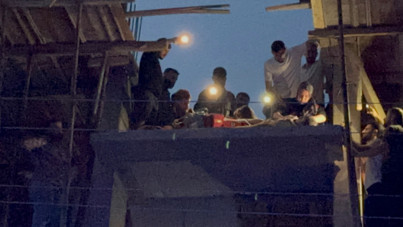 Akılalmaz ölüm! Elindeki demir yüksek gerilim hattına temas etti