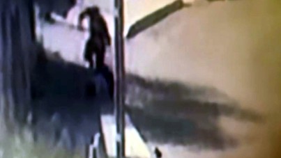 Eşinin kendisini aldattığından şüphelendiği kişiyi bıçaklayıp teslim oldu