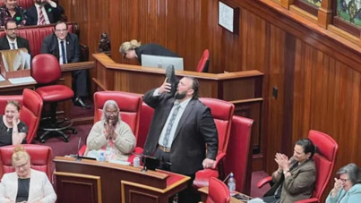 Milletvekili kürsüde ayakkabısından bira içti