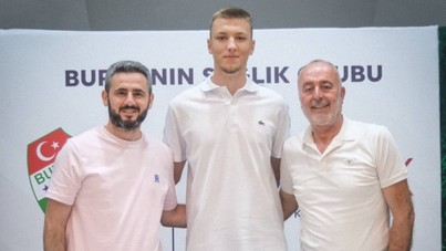 Şampiyon Bursaspor genç kalecisini bırakmadı