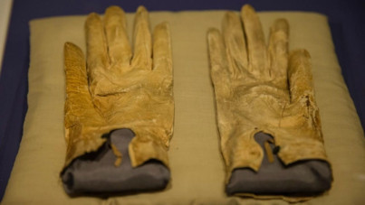 Eski başkanın kanlı eldiveni dudak uçuklatan fiyata satıldı