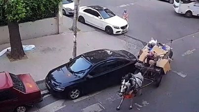 At arabasıyla duran araca çarptı