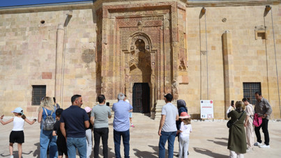 8 asırlık caminin gölgesini görmek için turistler akın ediyor