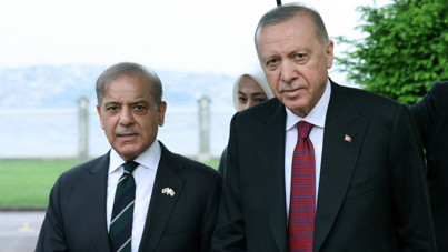 Pakistan Başbakanı'nın Erdoğan'la el ele pozu gündem oldu