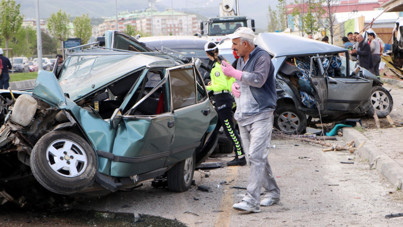 Kontrolden çıkan beton mikseri onlarca aracı biçti