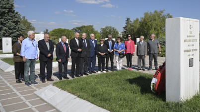 Bülent Ecevit, mezarı başında anıldı