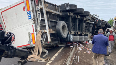Devrilen TIR'ın sürücüsünün kolu koptu