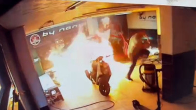 Korkunç olay kamerada: Araçtan sızan benzin sonu oldu