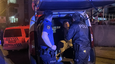 Sevgilisinden ayrılan alkollü kadın, annesini bıçakla rehin aldı