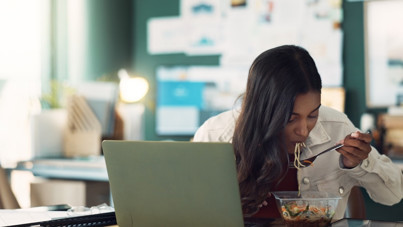 Adab-ı muaşeret uzmanı duyurdu: İş yerinde yenmemesi gereken 10 yemek