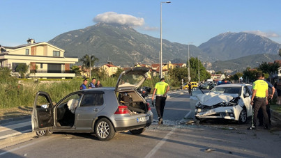 Karşı şeride geçen otomobil faciaya neden oldu: Ölü ve yaralılar var