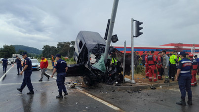 Kaza değil, felaket! Direğe çarpan araç ikiye ayrıldı