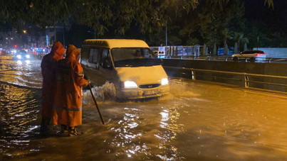 Sağanak hayatı felç etti: Alt geçitler göle döndü, ev ve iş yerlerini su bastı