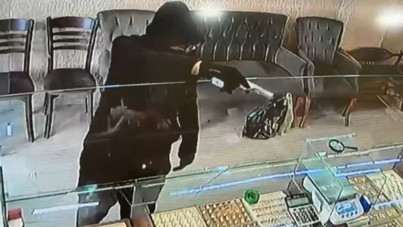 Silahlı soyguncuyu sandalye fırlatarak püskürttü