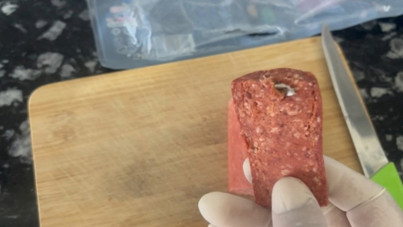 Sucuğun içinden çıktı: Direkt yemek isteseydi ağzı paramparça olabilirdi