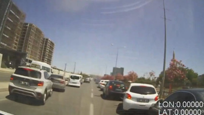 Sürücülerin fermuar yöntemiyle ambulansa yol verdiği anlar kamerada