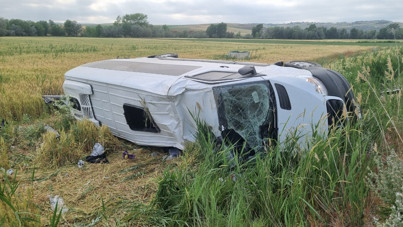 Minibüs devrildi, çok sayıda yaralı var