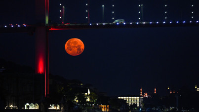 Yazı müjdeleyen 'Çilek Dolunayı' nefes kesti